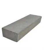 Egyszerű, letisztult felület Élletörés a felső hosszú oldalpáron anyagában színezett beton kopás- és fagyálló szürke színű