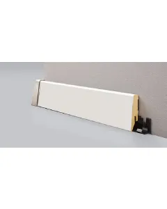 A logoclic márkájú szegélyléc fehér matt kivitelben harmonizál a laminált padlóval260 cm hosszúságával nagyobb helyiségekben is
