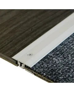 Logoclic burkolatváltó profil ezüst színben anyaga: eloxált alumínium, mérete: 90 x 2,7 x 0,2 cm rögzítés módja: csavarozás b