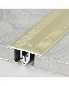 Logoclic burkolatváltó profil arany színben anyaga: eloxált alumínium mérete: 90 x 3,4 x 1,2 cm rögzítés módja: csavarozás az
