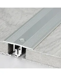 Logoclic burkolatváltó profil ezüst színben anyaga: eloxált alumínium mérete: 90 x 3,4 x 1,2 cm rögzítés módja: csavarozás a