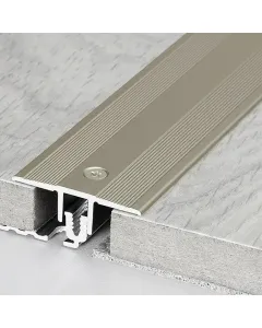 Logoclic burkolatváltó profil sahara színben anyaga: eloxált alumínium mérete: 270 x 3,4 x 1,2 cm rögzítés módja: csavarozás 