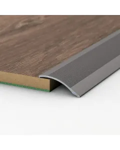 Logoclic burkolatváltó profil szürke metál színben anyaga: eloxált alumínium, mérete: 100 x 3,8 x 0,3 cm rögzítés módja: ragasz