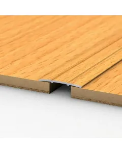 Logoclic burkolatváltó profil anyaga: eloxált alumínium mérete: 100 x 3,8 x 0,25 cm színe: bükk, rögzítés módja: ragasztás azon