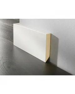 A logoclic márkájú szegélyléc fehér kivitelben esztétikus megoldás laminált padlókhoz2600x17x58 mm méretben ideális többféle h