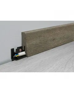 Logoclic aquaprotect smart szegőléc tyri oak dekorral mérete: 2600 x 18 x 58 mm o.r.c.a. nedvességálló technológia rejtett kábelv