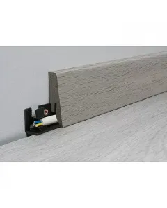 Logoclic aquaprotect szegőléc tasso oak dekorral mérete: 2600 x 18 x 58 mm o.r.c.a. nedvességálló technológia rejtett kábelvezeté