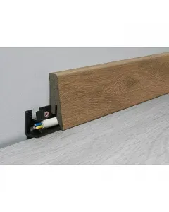 Logoclic element flex szegőléc delania tölgy dekorral mérete: 2600 x 18 x 58 mm o.r.c.a. nedvességálló technológia rejtett kábel