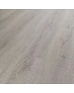 A sombra tölgy színű rigid vinyl padló természetes hatásával otthonos légkört teremtkopórétege 0,3 mm vastagságú, amely tartós