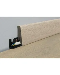Logoclic aquaprotect szegőléc marea oak dekorral mérete: 2600 x 18 x 58 mm o.r.c.a. nedvességálló technológia rejtett kábelvezeté