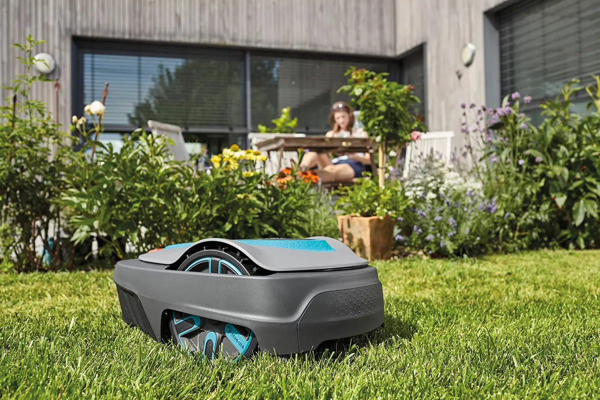 robotfűny&iacute;r&oacute; a kertben