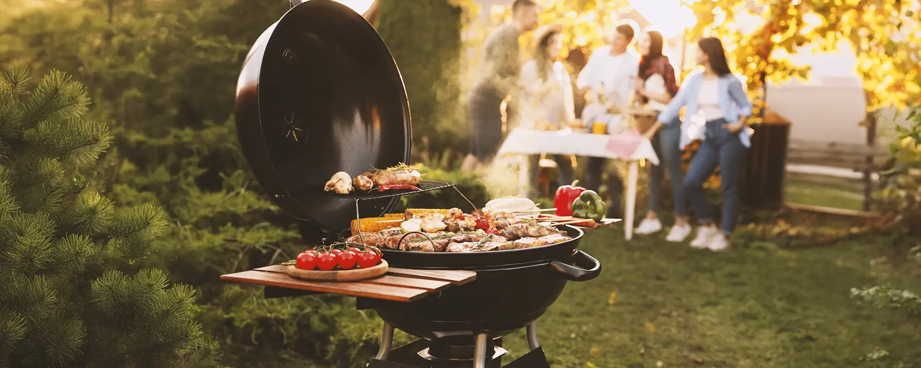 G&ouml;mbgrill a kerti konyh&aacute;ban. 