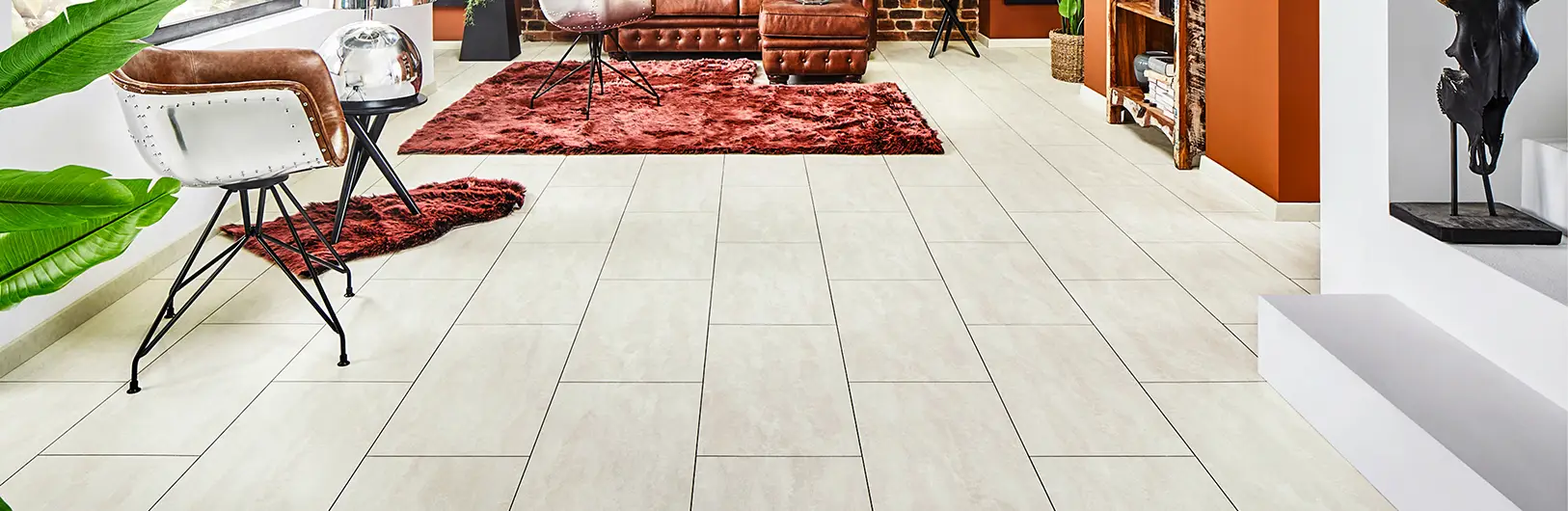 Logoclic kőburkolat hat&aacute;s&uacute; lamin&aacute;lt padl&oacute; a nappaliban. 