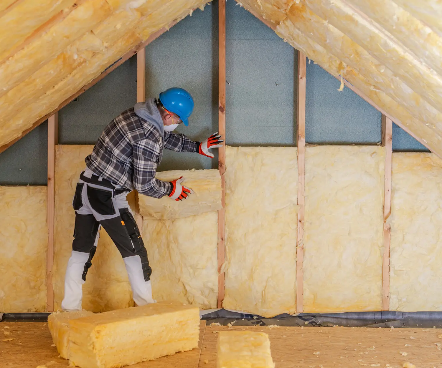 Padlás hőszigetelése üveggyapot hőszigetelővel.