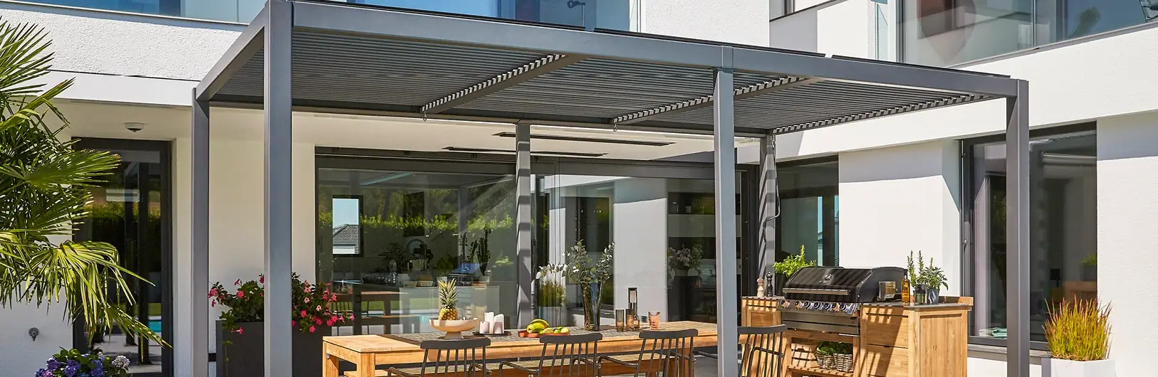 Kerti pergola nyithat&oacute; lamell&aacute;kkal a teraszon. 