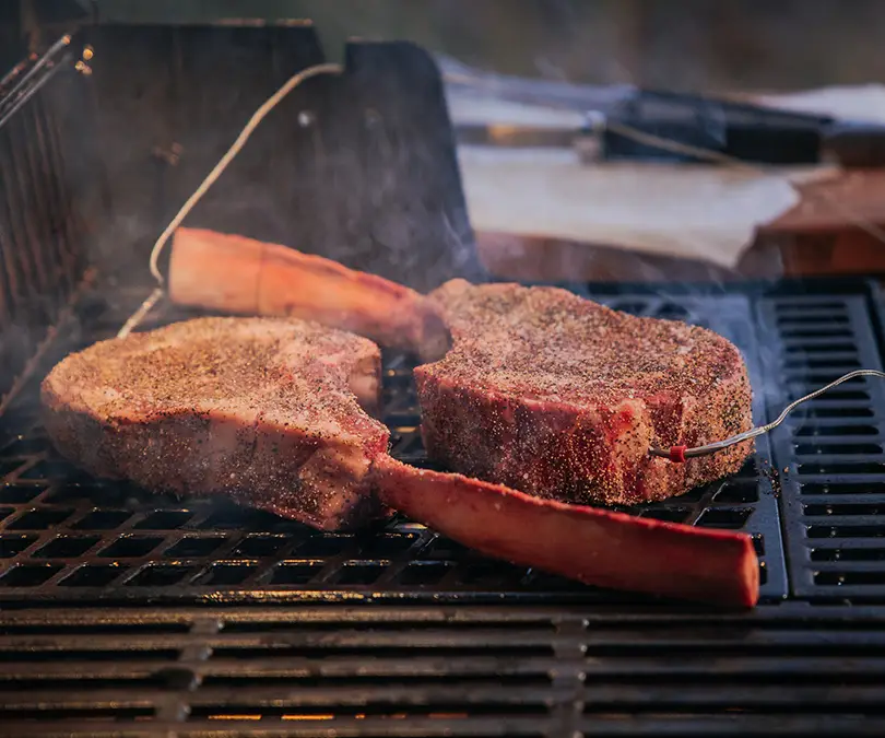 Tomahawk steak s&uuml;t&eacute;se grillen.  